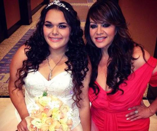 La diva de la banda, Jenni Rivera, deja dulces recuerdos de cada momento pasado junto a su familia. Un recuento en fotos inolvidable; aquí se ve con su hija Jenicka.