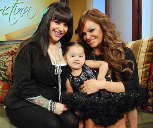Jenni Rivera y su hija Jacqui posan junto a su nieta.