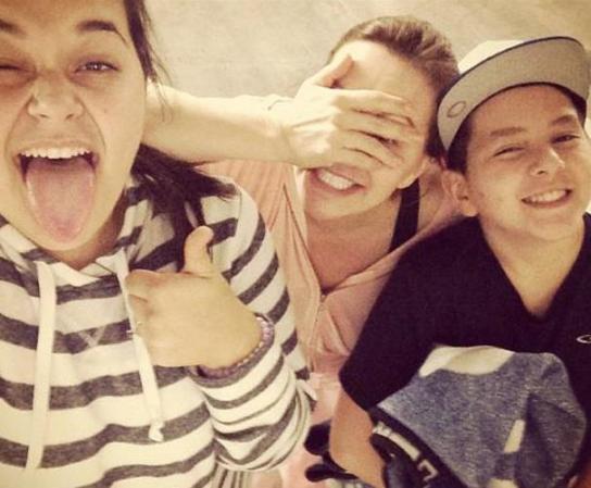 Una foto divertida de Jenicka, Jenni y Johnny.