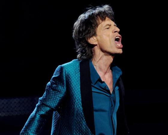 El vocalista de los Rolling Stones Mick Jagger, por su parte, disfruta sus relaciones sexuales rodeado de barras de chocolate y golosinas. Al menos asi fue como lo encontraron una vez los policías con a su ex pareja Marianne Faithfull.