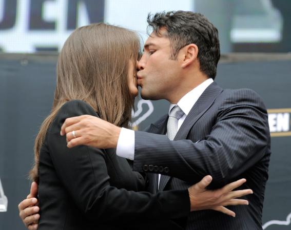 Una pareja muy querida por todo el público son el boxeador Oscar de la Hoya y su talentosa esposa Millie Corretjer.
