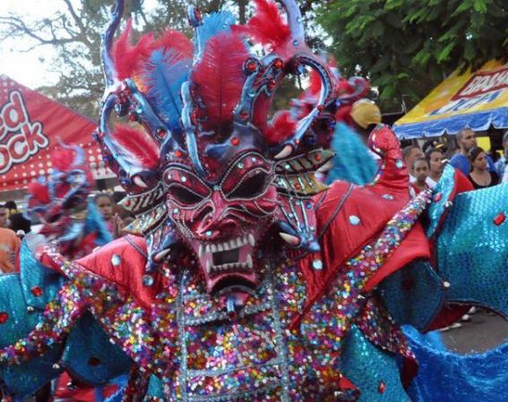 Los dominicanos celebran por todo lo alto durante el mes de febrero su fiesta de carnaval, la cual culmina el 27 de febrero con la fiesta del Día de Independencia.