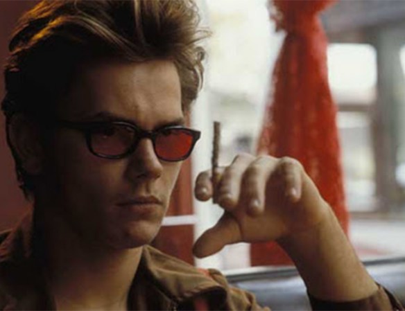 River Phoenix. Hermano menor del también histrión Joaquín Phoenix, falleció la noche del 31 de octubre de 1993, en las afueras del club nocturno "The Viper Room", propiedad de Johnny Depp, donde River esperaba poder tocar la guitarra. Cuando se lo prohibieron, River bebió sin control y se drogó, combinación que le provocó convulsiones y la muerte unas horas después.
