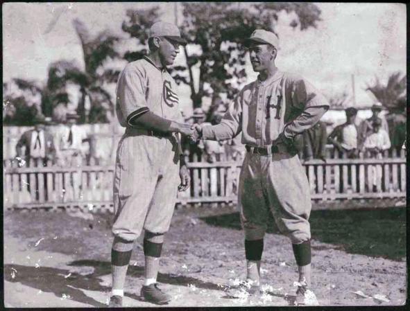El manager del club Cuba de la Liga Profesional Cubana, Armando Marsans (izquierda) saluda a Ramón Herrera previo a un partido en el Almendares Park en La Habana en 1928.