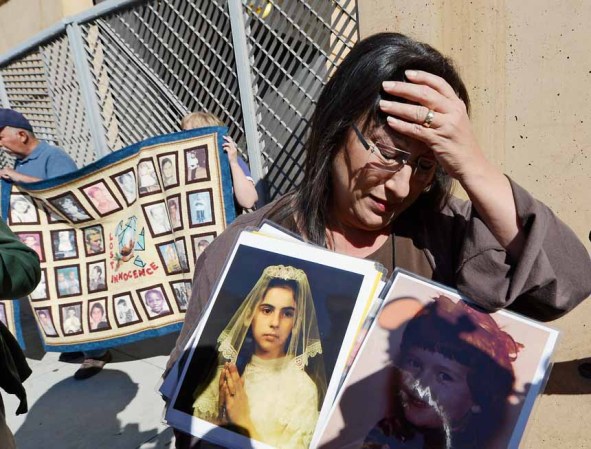 FEBRERO 1 - Los familiares de las víctimas de los sacerdotes acusados de cometer abuso sexual de menores ardieron en protestas por las "insuficientes" sanciones a Roger Mahony.