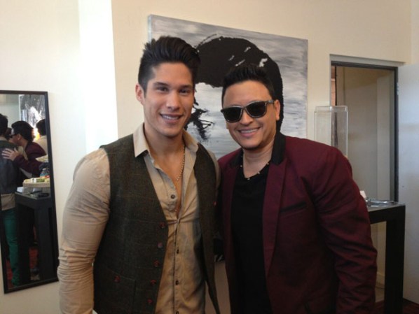 Dos de los galanes en la conferencia de prensa: Chino del dúo Chino & Nacho y Elvis Crespo.