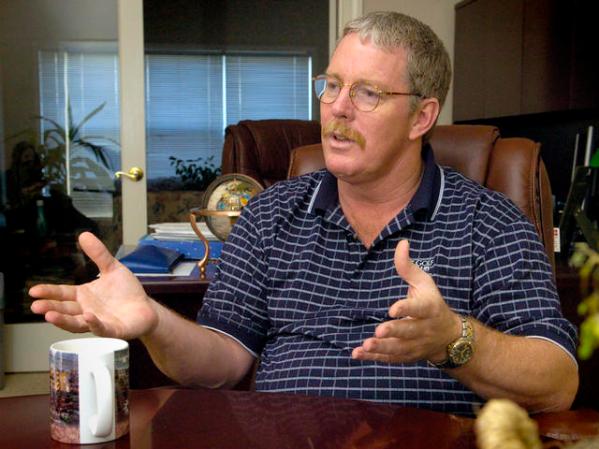 El representante federal Richard Curtis, del estado de Washington, fue objeto de chantaje y "revelado" como gay por un hombre prostituto (2007).