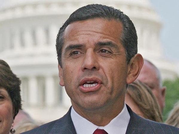 Antonio Villaraigosa, el alcalde de Los Angeles, admitió una relación extramarital con una reportera de televisión (2007).