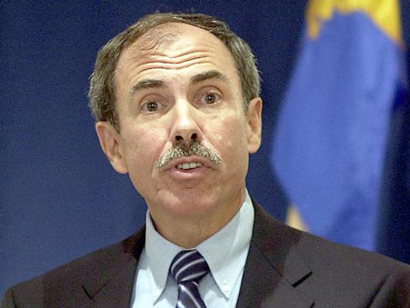 El gobernador de West Virginia, Bob Wise, romance con una empleada estatal (2003).