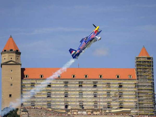 El piloto acróbata húngaro Peter Besenyei levanta su avioneta frente al Castillo de Bratislava.