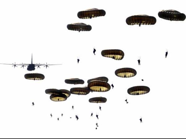 Paracaidistas se lanzan a tierra durante la conmemoración de la batalla de Arnheim de la Segunda Guerra Mundial.