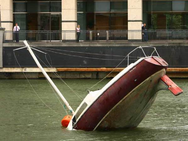 No es una nave hundida sino una escultura, en Londres.