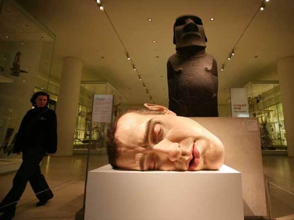 "Mask II" de Ron Mueck, en una muestra del British Museum, Londres.