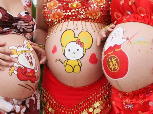 En este mundo ya hay de todo, incluso un concurso de pintura en las tripas de mujeres embarazadas, en Haikou, China.