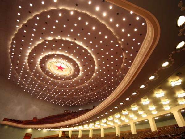 La estrella roja decora el centro del techo del anfiteatro del Gran Salón del Pueblo en Pekín.