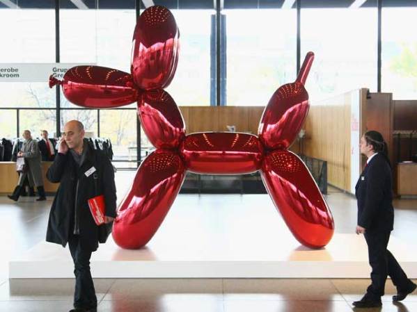 Visitantes de la galería Neue de Berlín contemplan una estatua del estadounidense Jeff Koons.