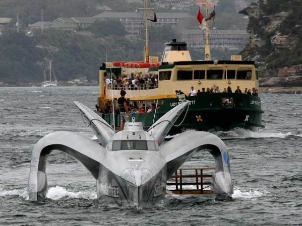 El navío Earthrace, que opera 100 por ciento a base de energía renovable, demuestra su fuerza en la bahía de Sidney.
