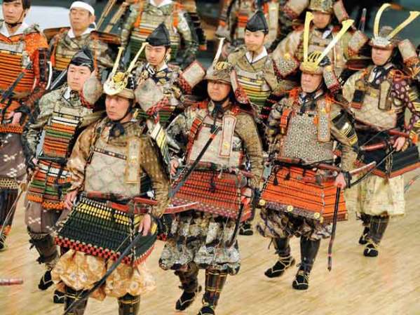 Japoneses ataviados a la usanza samurai participan en una marcha ritual en Tokio.