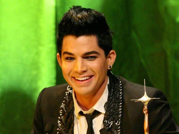 La estrella de American Idol Adam Lambert reconoce que es gay y dice que eso no debería sorprenderle a nadie. Es el número 5 en la lista de los 50 más influyentes de la revista Out.