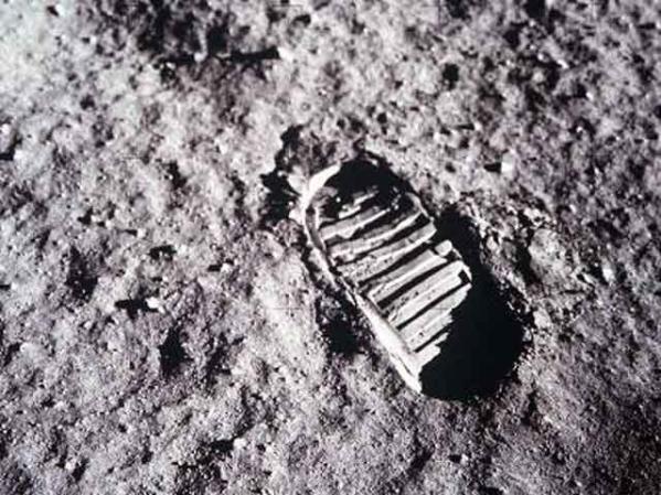 Huellas de Buzz Aldrin sobre la superficie lunar tras el arribo del Apolo 11.