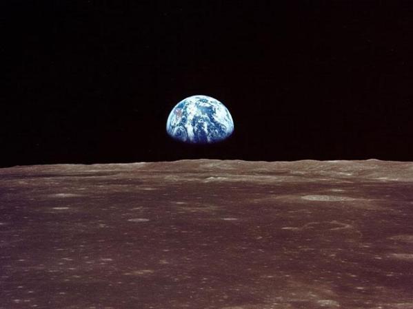 La Luna, siempre fiel compañera de la Tierra.
