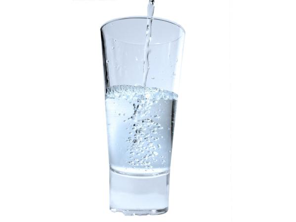 La deshidratación desacelera el metabolismo y se puede confundir con hambre, así que tómese un buen vaso de agua y quizá hasta burle el apetito.