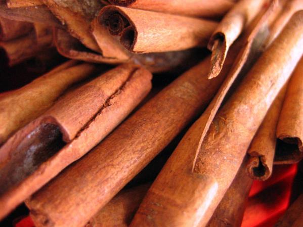Un estudio oficial determinó que un cuarto de cucharada de canela en la comida reduce los niveles de azúcar en la sangre y aumenta los de insulina.