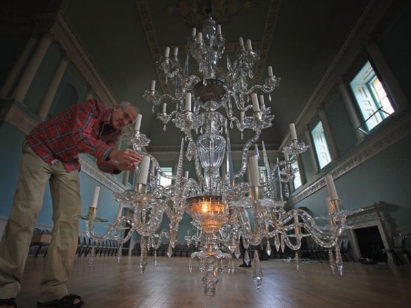 El artista inglés Terry Brotheridge da el toque final a un candelabro que restaura en la Asamblea Georgiana.