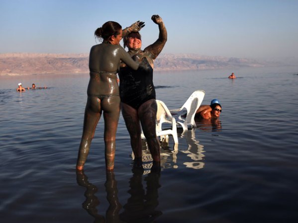 Turistas toman baños de lodo en el Mar Muerto en la localidad de Kalia en la franja occidental del Jordán..