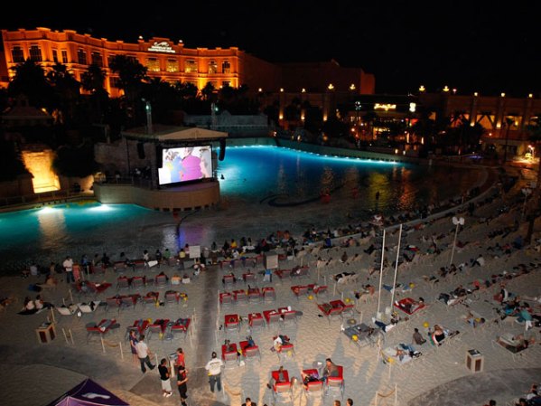 Proyección de la película interactiva Yellow Submarine en el hotel Mandalay Bay Beach de las Vegas.