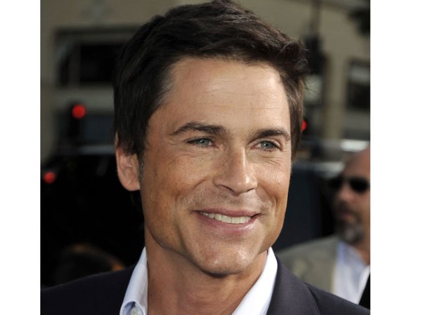 Rob Lowe Mucho antes de protagonizar la serie The West Wing, Lowe fue grabado en la cama con dos mujeres, en 1988.