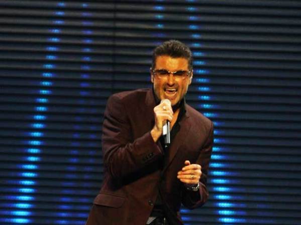 El músico británico George Michael, otro que cayó por causa de la marihuana.