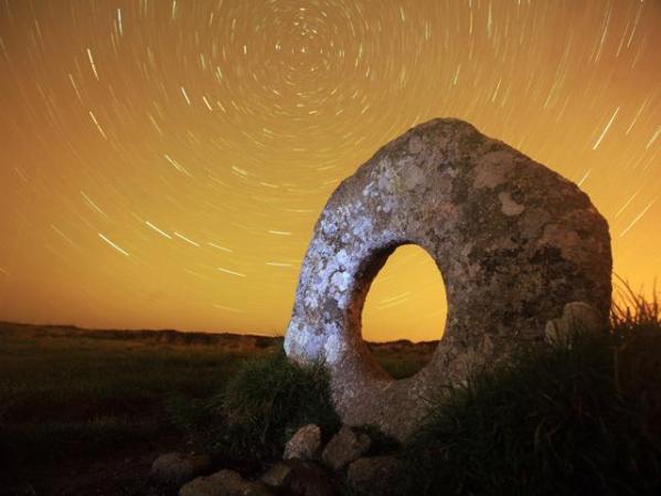En esta foto de exposición larga, la rotación de la tierra genera el efecto circular de la luz de las estrellas.