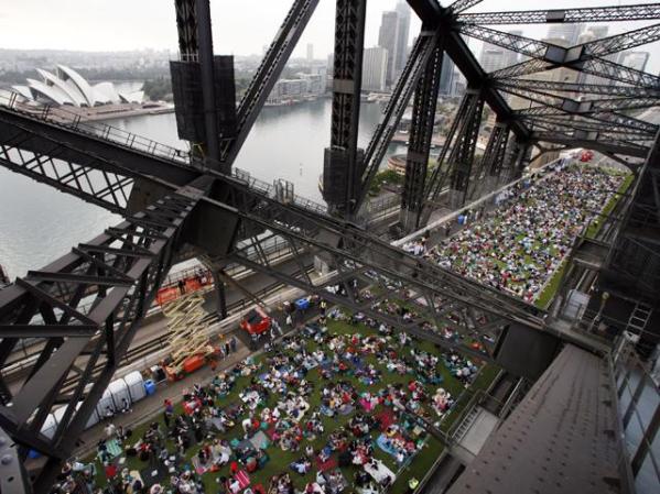 Cierre del puente del puerto de Sydney para un picnic al desayuno que congrega a 6,000 comensales en una nueva celebración.