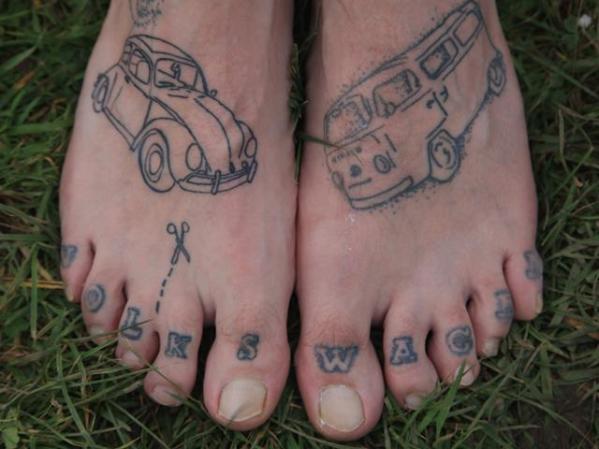 Entusiasta de Volkswagen en Inglaterra se hizo tatuar un escarabajo y una furgoneta en sus pies.