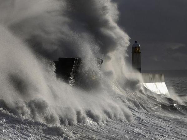 Olas gigantes se abaten contra el puerto de Porthcawl en el Reino Unido.