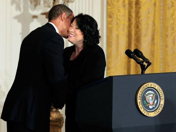 ¿Qué le habrá dicho Obama a la juez Sotomayor para hacerla sonreír asi?