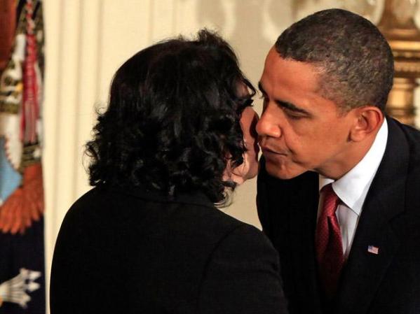 La juez Sotomayor es reconocida por el presidente de los Estados Unidos con un afectuoso beso en la mejilla.