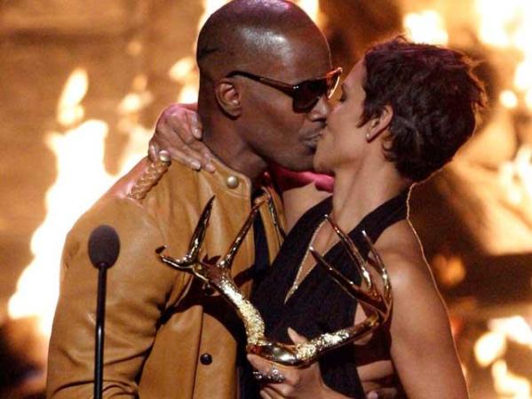 Jamie Foxx y Halle Berry, un beso "de película".