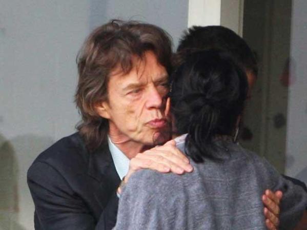 Los viejos rockeros como Mick Jagger nunca se olvidan de cómo besar.