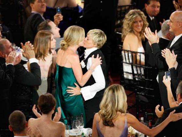 La actriz Portia de Rossi (izquierda) felicita con un beso a la presentadora de TV Ellen DeGeneres, que acaba de ser premiada.