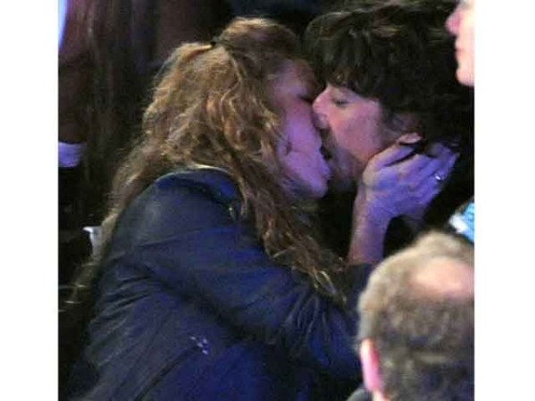 Paulina Rubio y su esposo Nicolás Vallejo Najera se montan un numero durante un evento público en Miami.