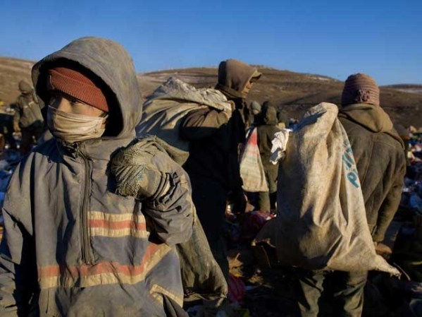 El trabajo en un basurero es rutina diaria para este menor, de apenas 12 años.