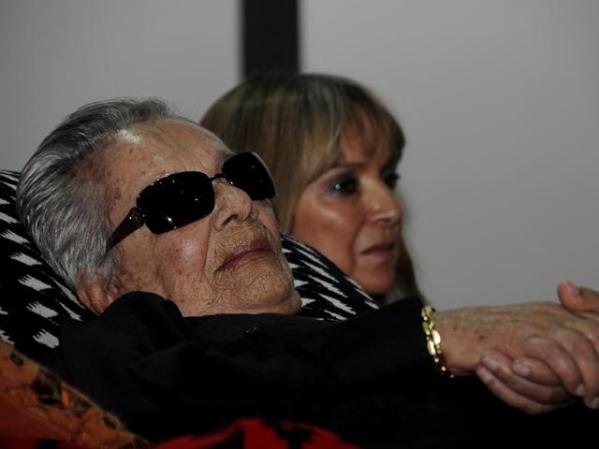 Chavela Vargas, la cantante mexicana nacida en Costa Rica salió del clóset a los 81 años de acuerdo a Wikipedia.