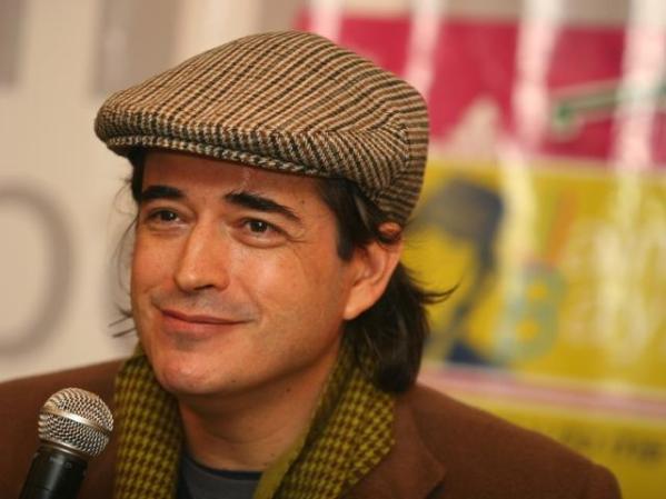Jaime Bayly un una personalidad de televisión y escritor peruano, se ha declarado abiertamente bisexual y tiene dos hijos.