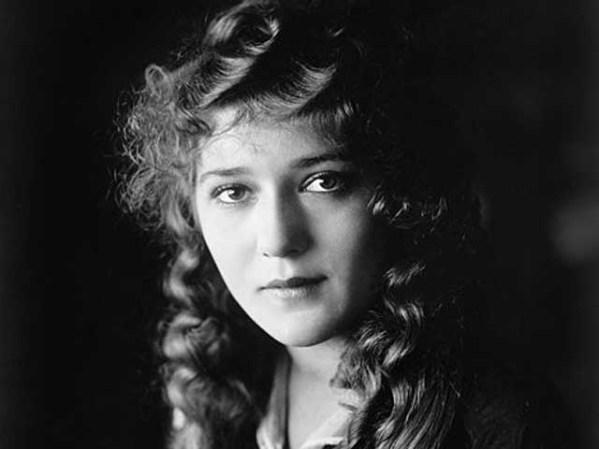 Mary Pickford, actriz canadiense y una de las máximas figuras del cine mudo durante el período 1915-1925, de joven.