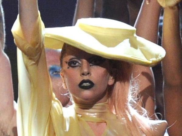 Lady Gaga, Stefani Joanne Angelina Germanotta, afirma que su canción "Poker Face" hace referencia a su bisexualidad.