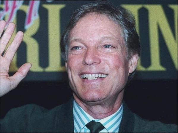Richard Chamberlain, uno de los actores gay con más trayectoria. Salió del clóset oficialmente en el 2003 al publicar su autobiografía a la edad de 69 años.