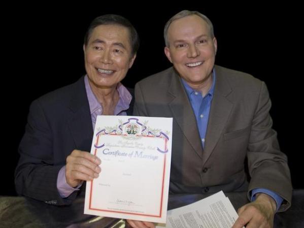 George Takei el famosos Dr. Sulu de "Viaje A Las Estrellas" (Star Trek) fue de los pocos que pudo casarse en California en el 2008. Su esposo se llama Brad Altman.