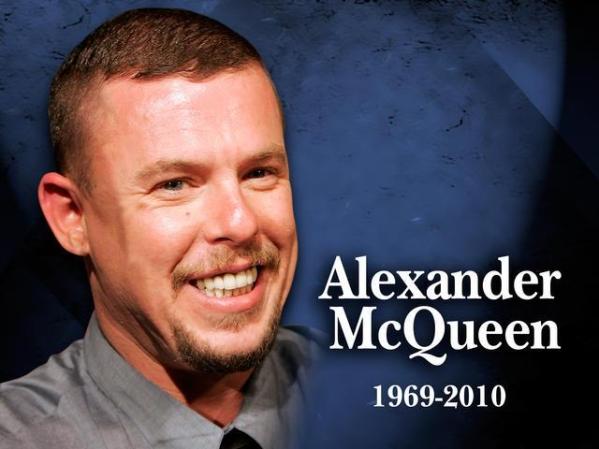 Alexander McQueen, el diseñador británico era abiertamente gay desde los 18 años. Se suicidó en el 2010 días después de la muerte de su madre por cáncer.